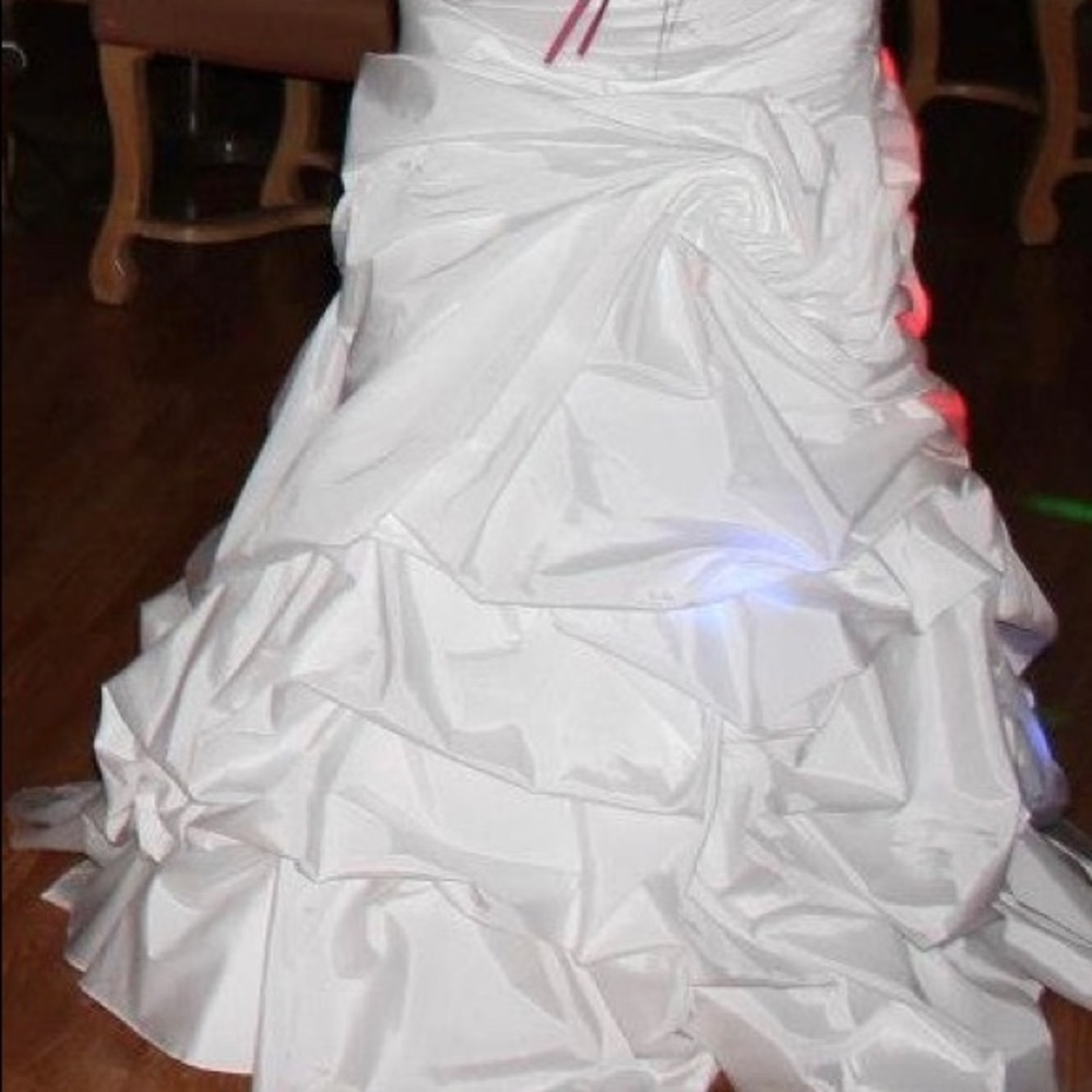 Beautiful wedding dress - Picture 3 of 6